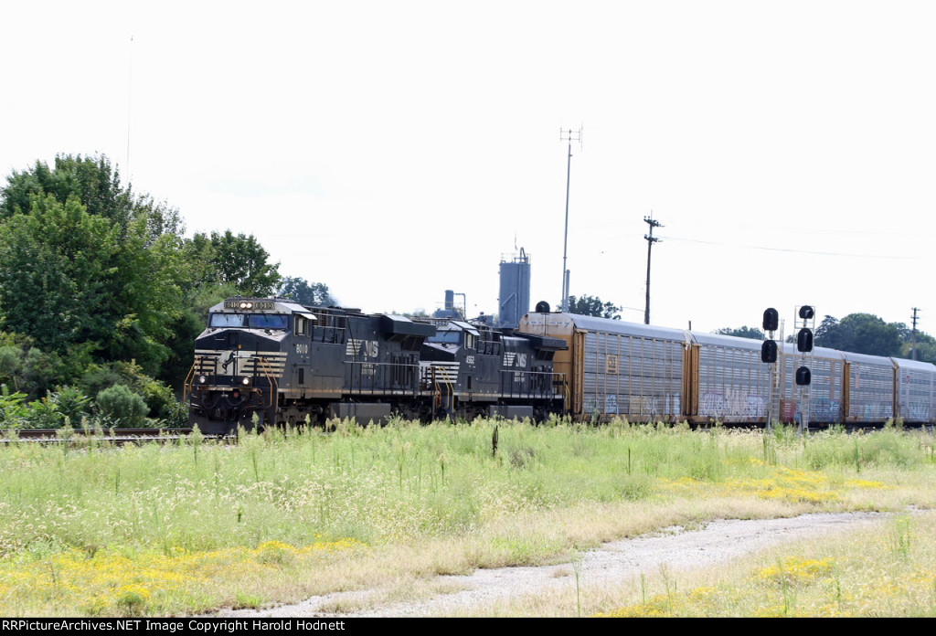 NS 8010 leads train 28R northbound